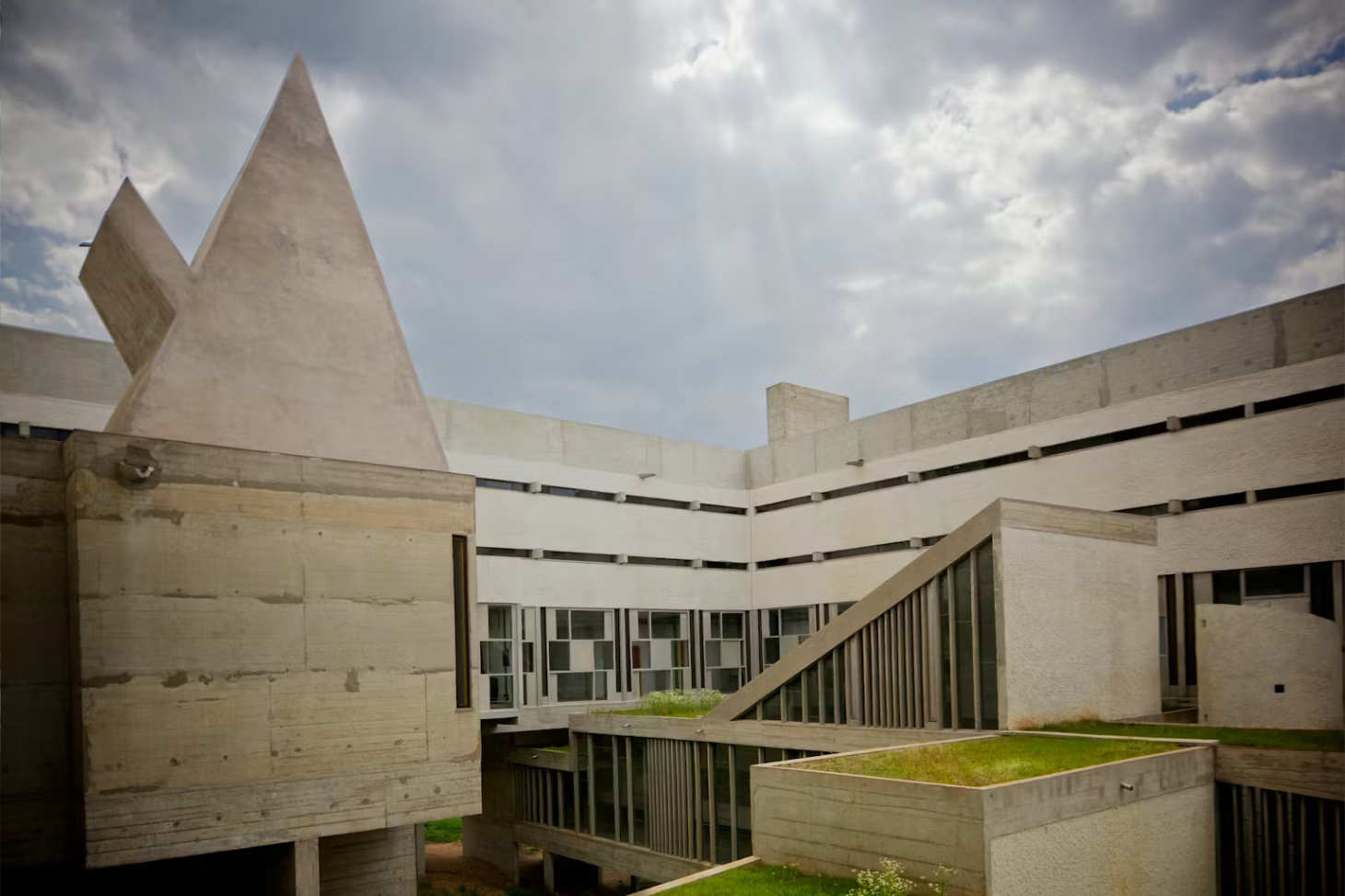 Couvent dominicain de Sainte-Marie de La Tourette dans le Rhône ( Construit par Le Corbusier en 1956) Aurelien Guichard / Flickr, CC BY-SA