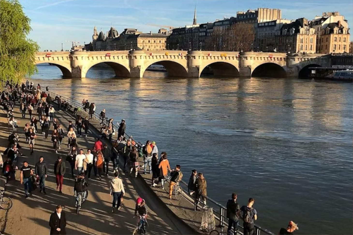 Le dimanche 15 mars, de nombreux Français sont sortis en famille pour profiter du soleil en dépit des appels à rester chez soi. Quais de Seine, Paris. Aurore MESENGE / AFP