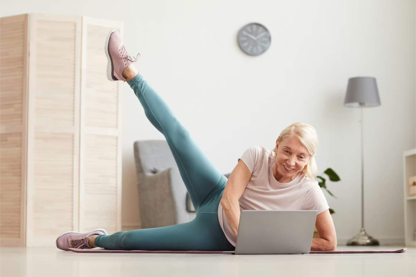 Les « Engagés » constituent une catégorie de seniors particulièrement adeptes du digital pour les accompagner dans leur pratique sportive. AnnaStills / Shutterstock