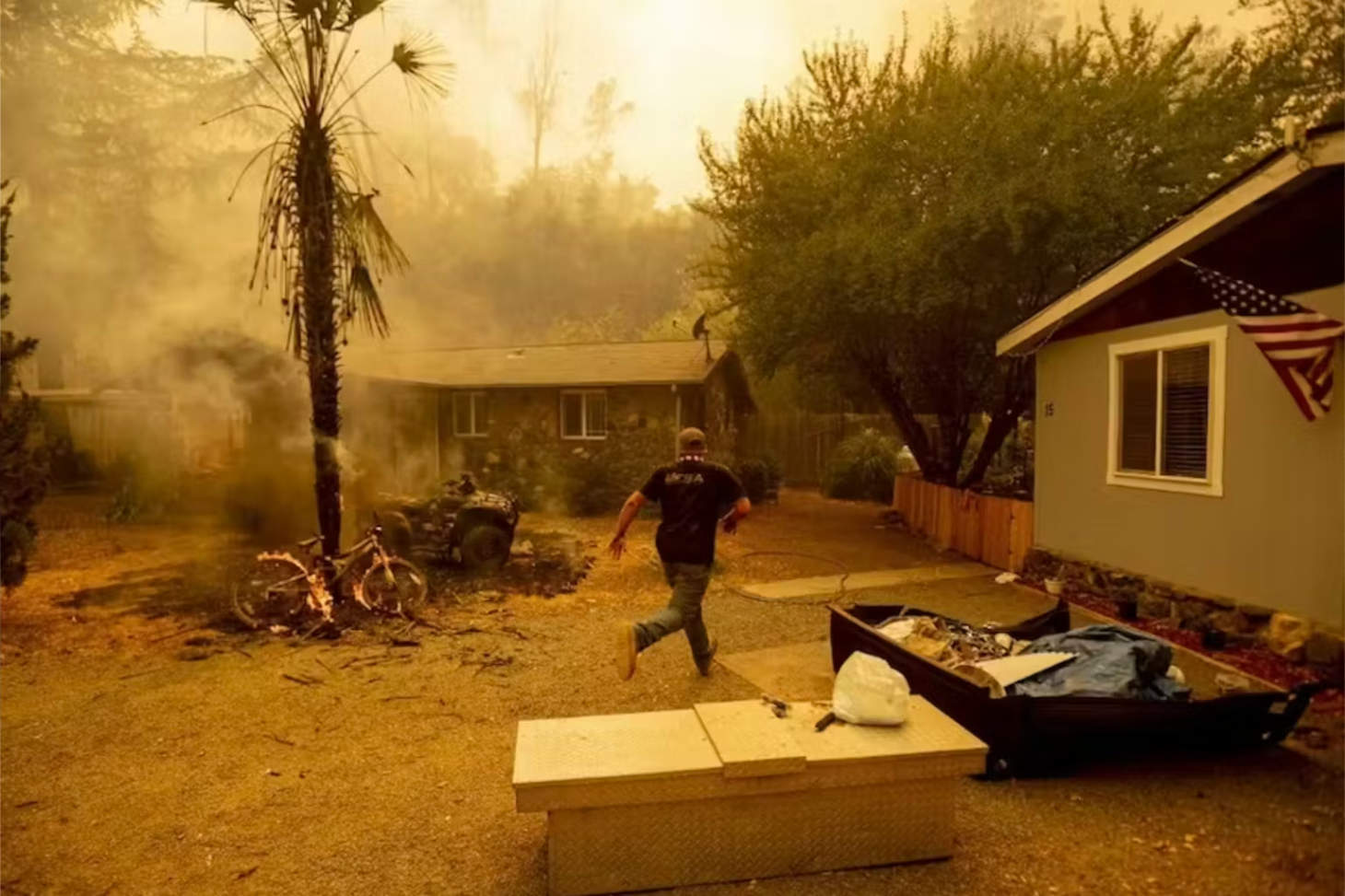 Un habitant court vers sa maison pour sauver son chien tandis que les flammes se rapprochent à Napa, en Californie