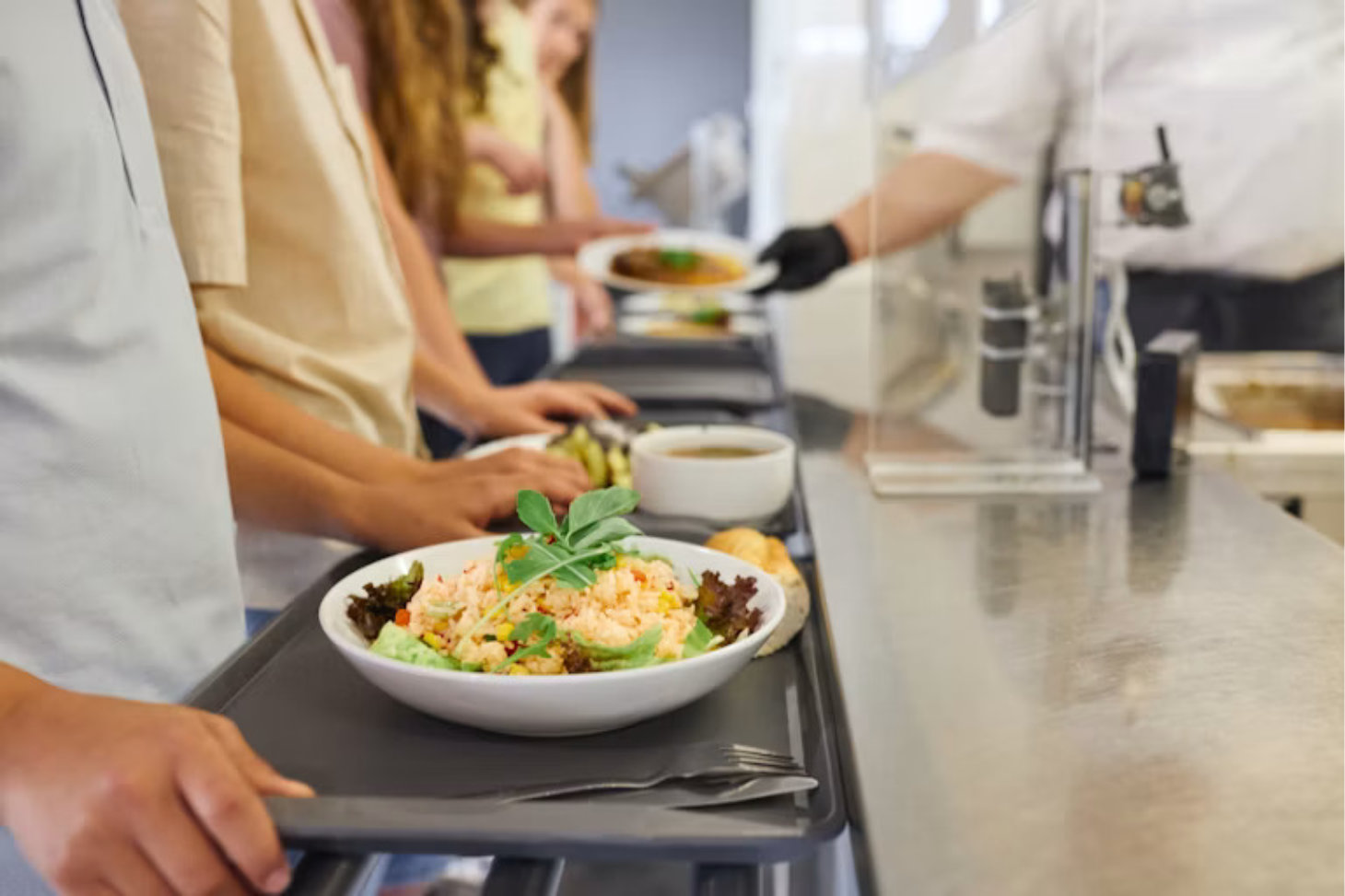 Près de 65 % des étudiants précaires sautent au moins un repas au cours de la semaine faute de moyens, selon une étude Ipsos/BVA (2026). Robert Kneschke/Shutterstock (no reuse)