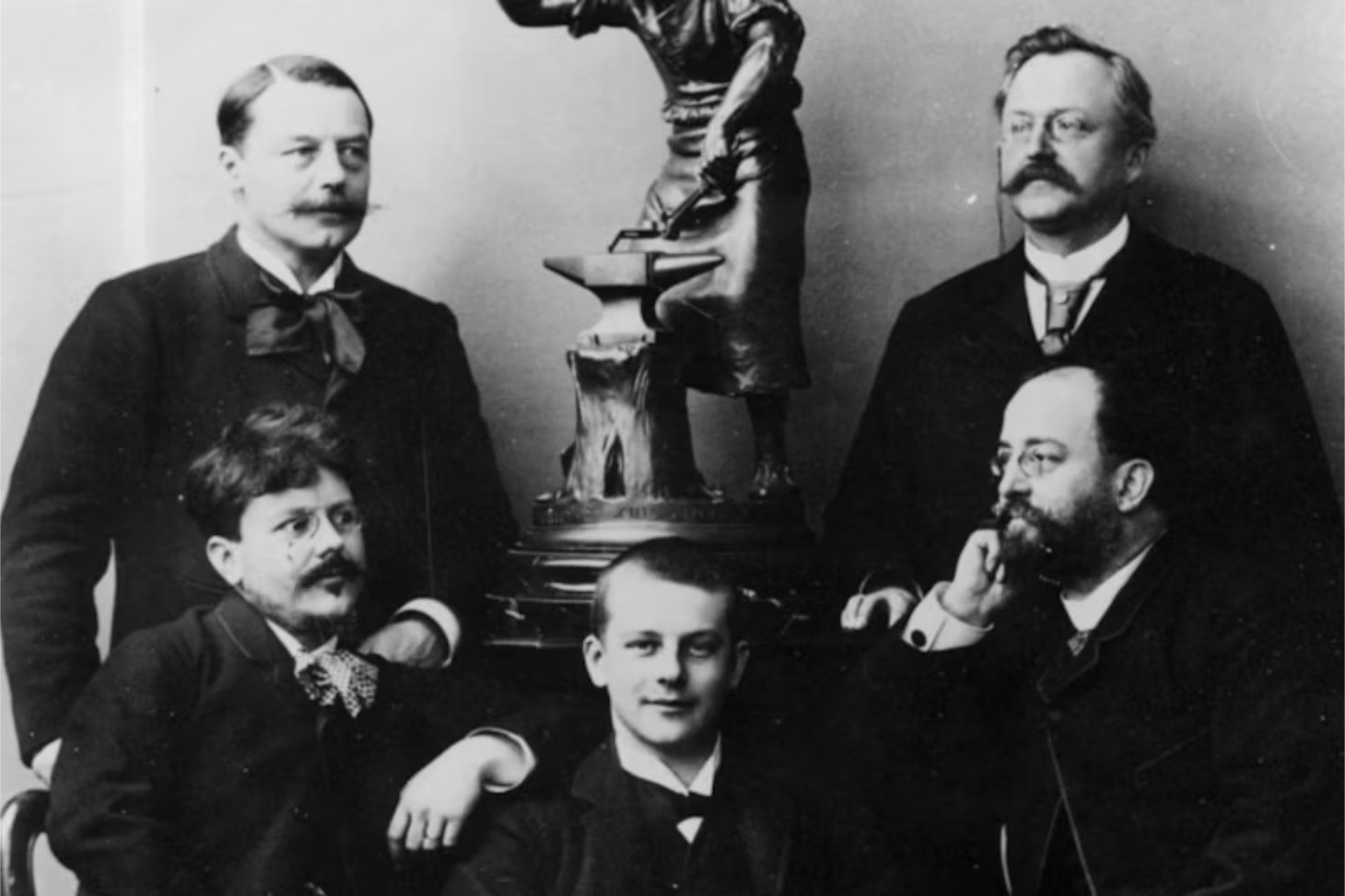 The conversation - Comment les holdings sont devenues un outil central du capitalisme française